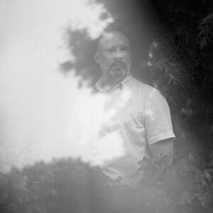 Помнит две жизни. В одной из них его отец пил, сестра болела. Юрий ушел в город искать лучшей жизни и в итоге погиб. Его семья, лишившись его помощи, не выжила.