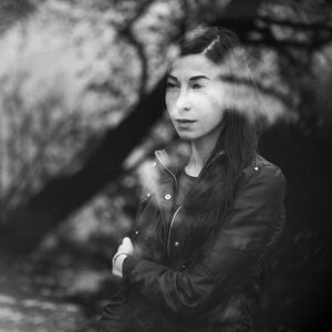 Помнит, как жила в окружении женщин на большом дереве, умела управлять огнем, ветром и водой.