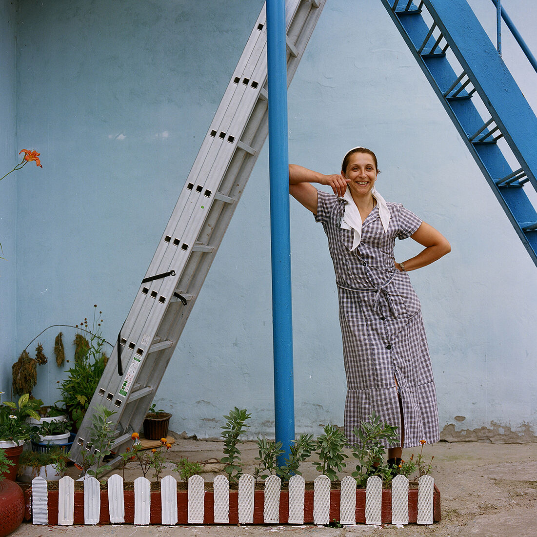 Клумбы на территории колонии такая же самодеятельность...
