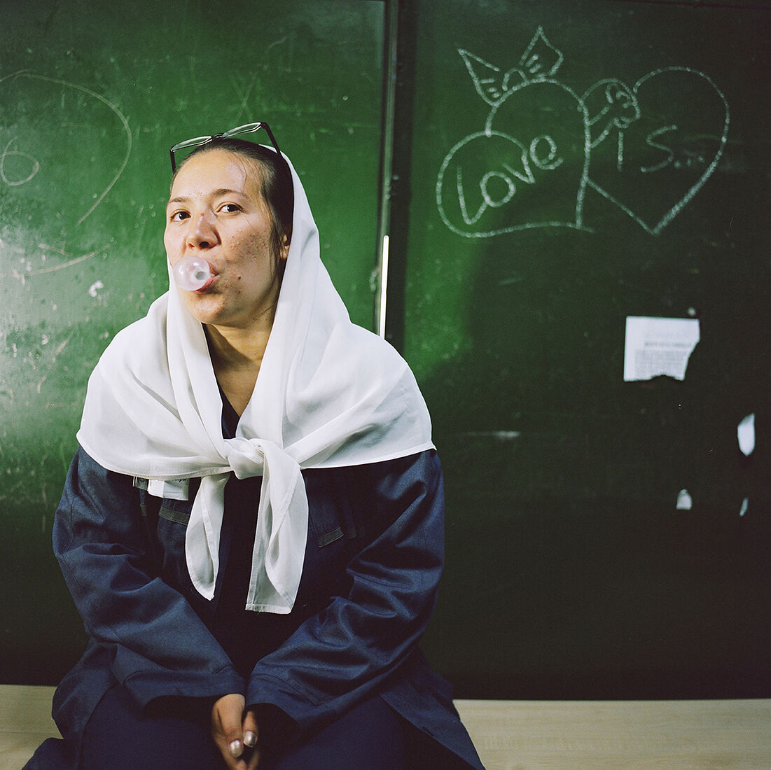 «Мне говорят: на зоне страшно работать, а я отвечаю: на воле страшно ходить, — говорит сотрудница колонии. — На воле не знаешь, чего ожидать от человека, а на зоне хотя бы все понятно».