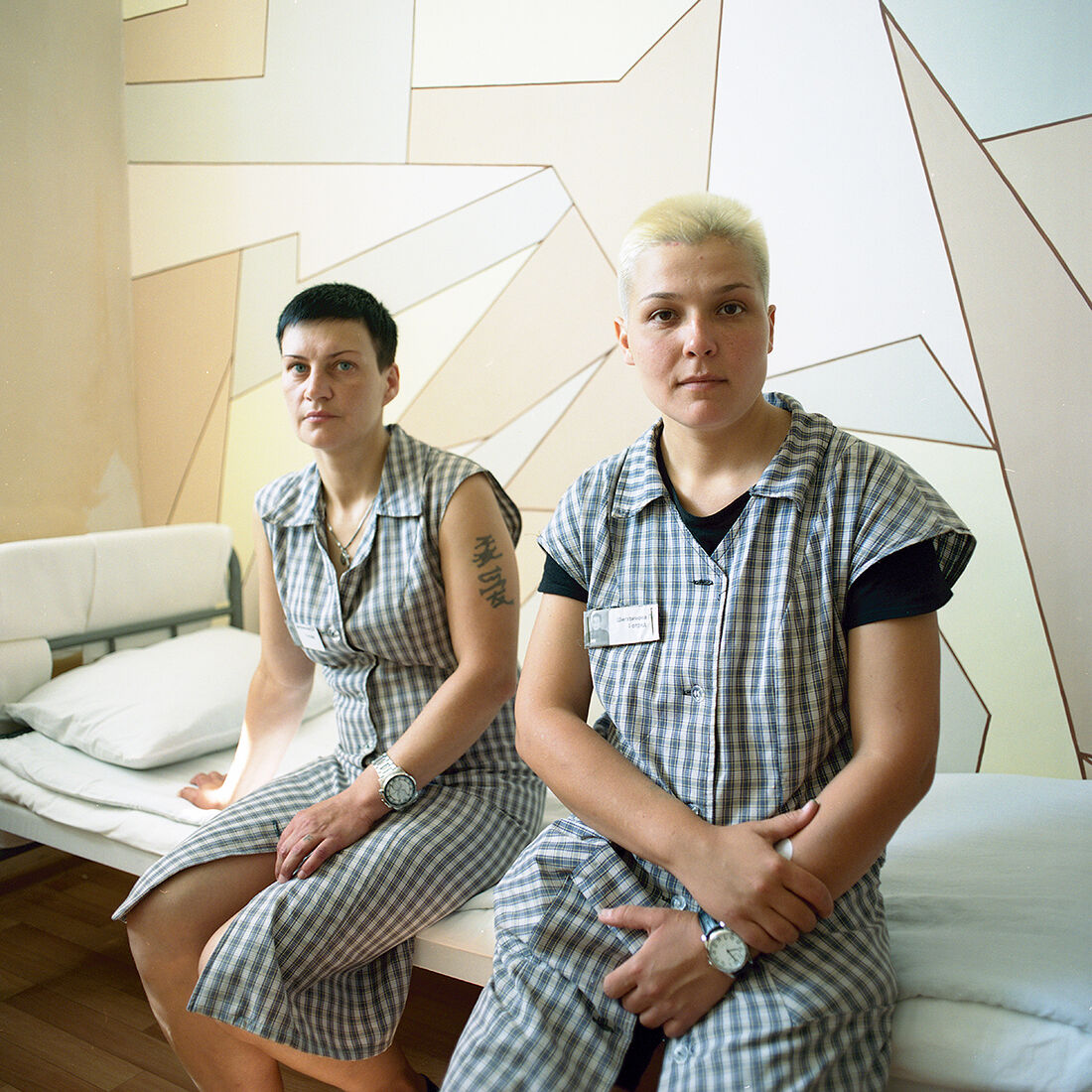 Внутри этих женщин живы те же девчонки, которые хотят красивых фотографий. Поэтому недоверие ко мне быстро сменилось желанием пообщаться и получить фотокарточку.
