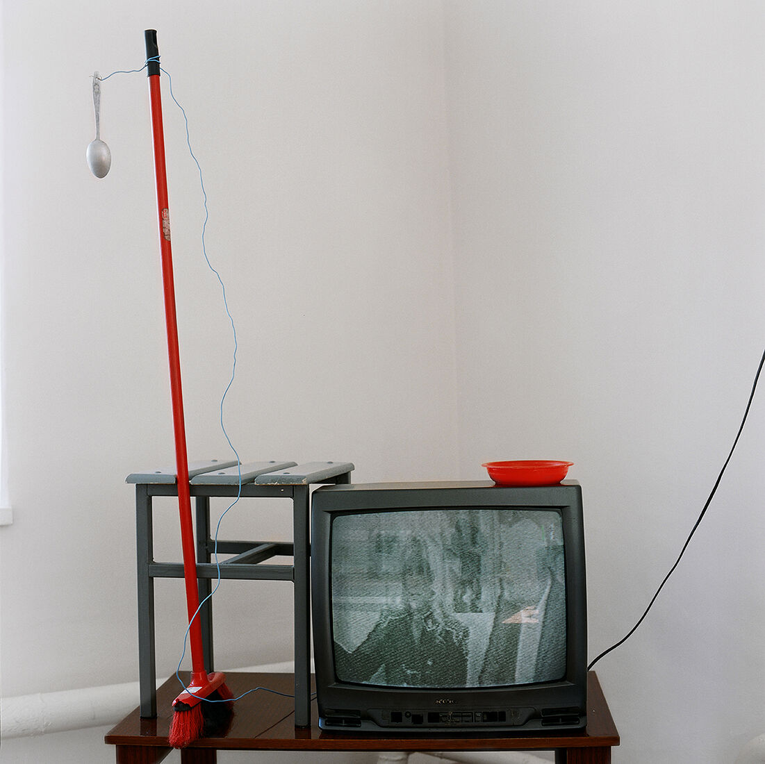 В один из моих приездов в комнате для досуга шел ремонт, телевизионную антенну пришлось снять. Но девушки не растерялись и быстро собрали альтернативу из подручных материалов.
