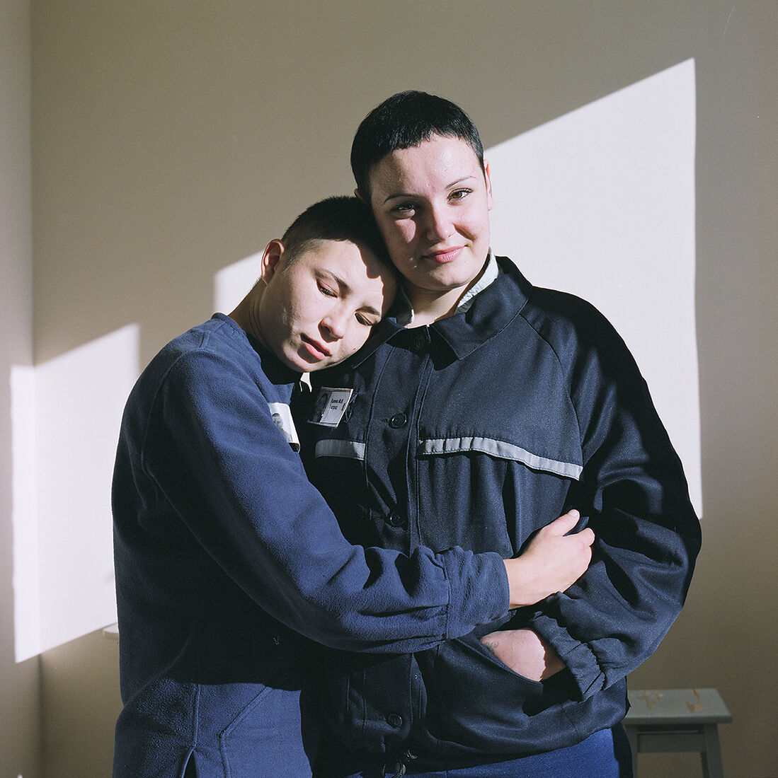 Некоторые осужденные особенно сближаются, живут и работают вместе.