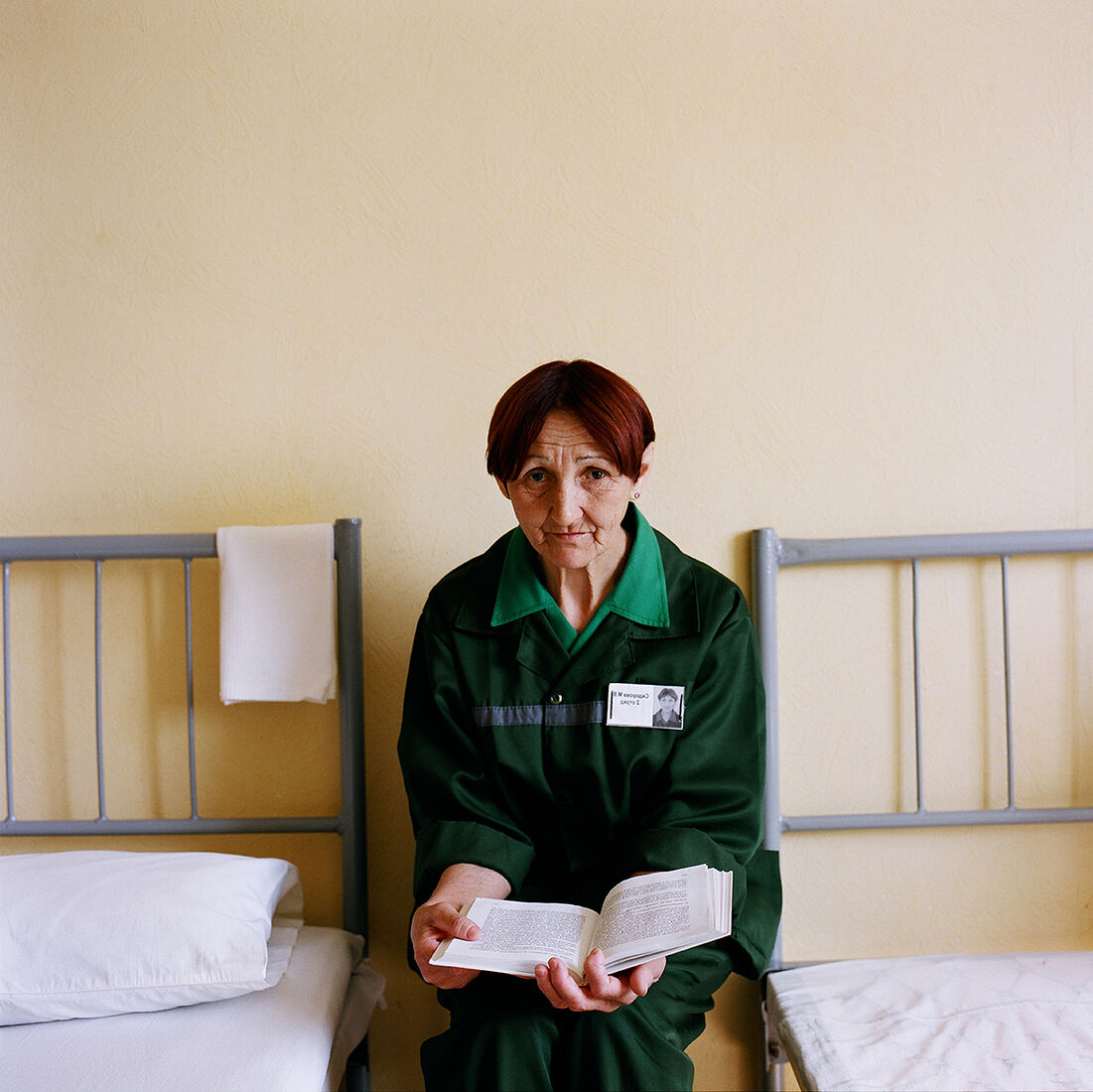 Те, кто не может работать по состоянию здоровья, могут читать. Правда, и им сидеть на кровати днём не положено.
