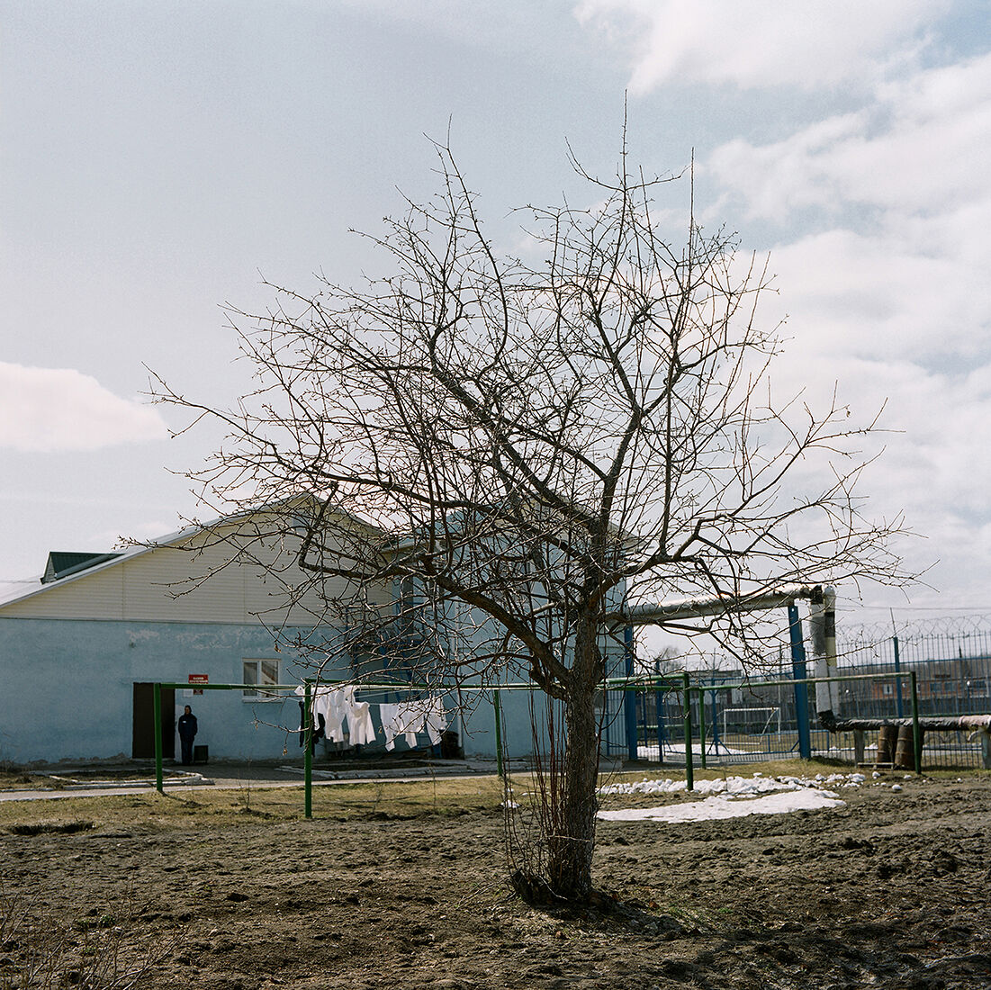 Ирония картографии – колония-поселение для женщин, бывшая ИК-7, находится в посёлке Светлый (республика Марий Эл). На момент съёмок здесь отбывают своё наказание женщины, попавшие в тюрьму не в первый раз.
