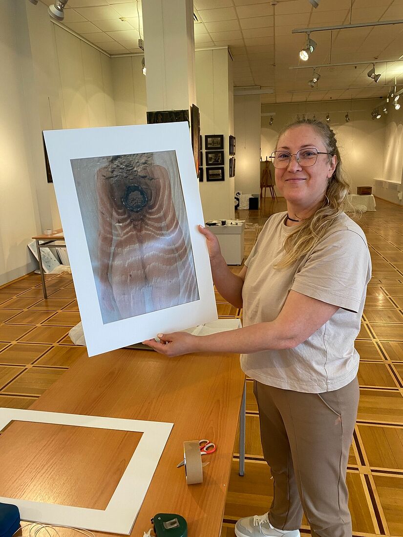 Анна Зеленберг с работой Владислава Заруднего