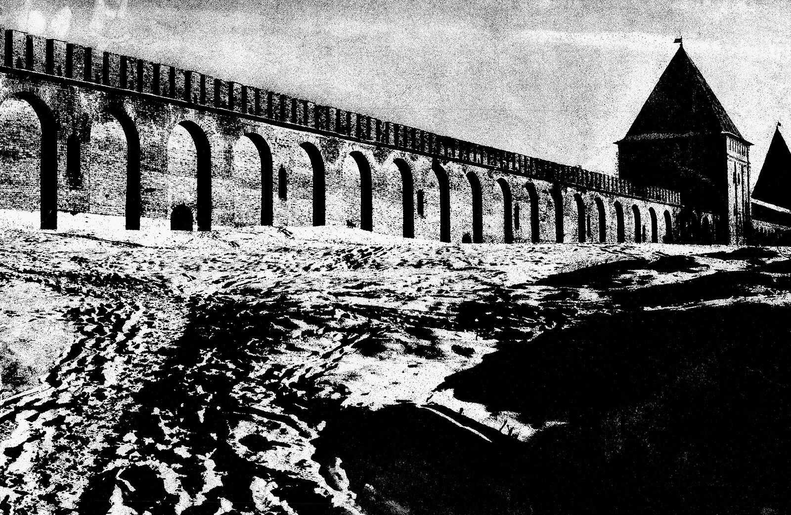 Понимая, что Смоленск занимает важное оборонительное значение, Борис Годунов решил укрепить его. Так, в 1595 году было принято решение о возведении новой каменной крепости на месте старой деревянной. На данный момент уцелело менее половины построек: всего 17 башен, 22 безвозвратно утрачены.